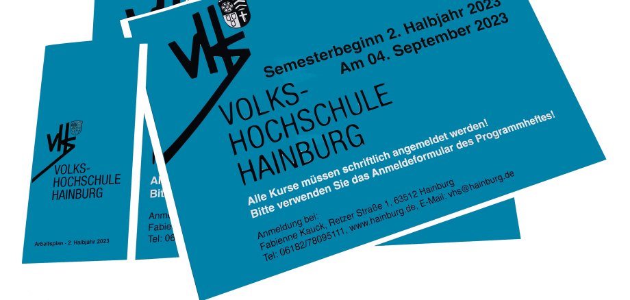 Frau hat mehrere Bücher in der Hand und eine Tasche