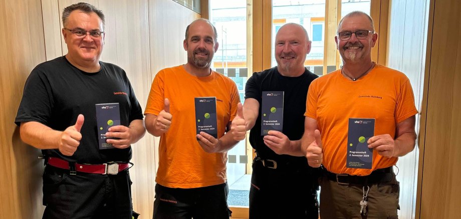 Frau hat mehrere Bücher in der Hand und eine Tasche