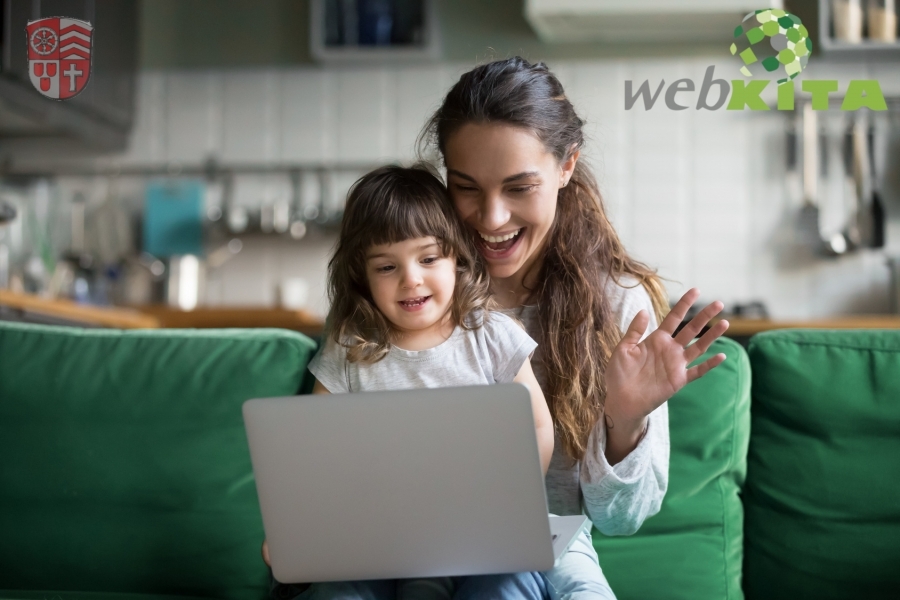 Eine Frau mit ihrem Kind, das zusammen auf ein Laptop schaut