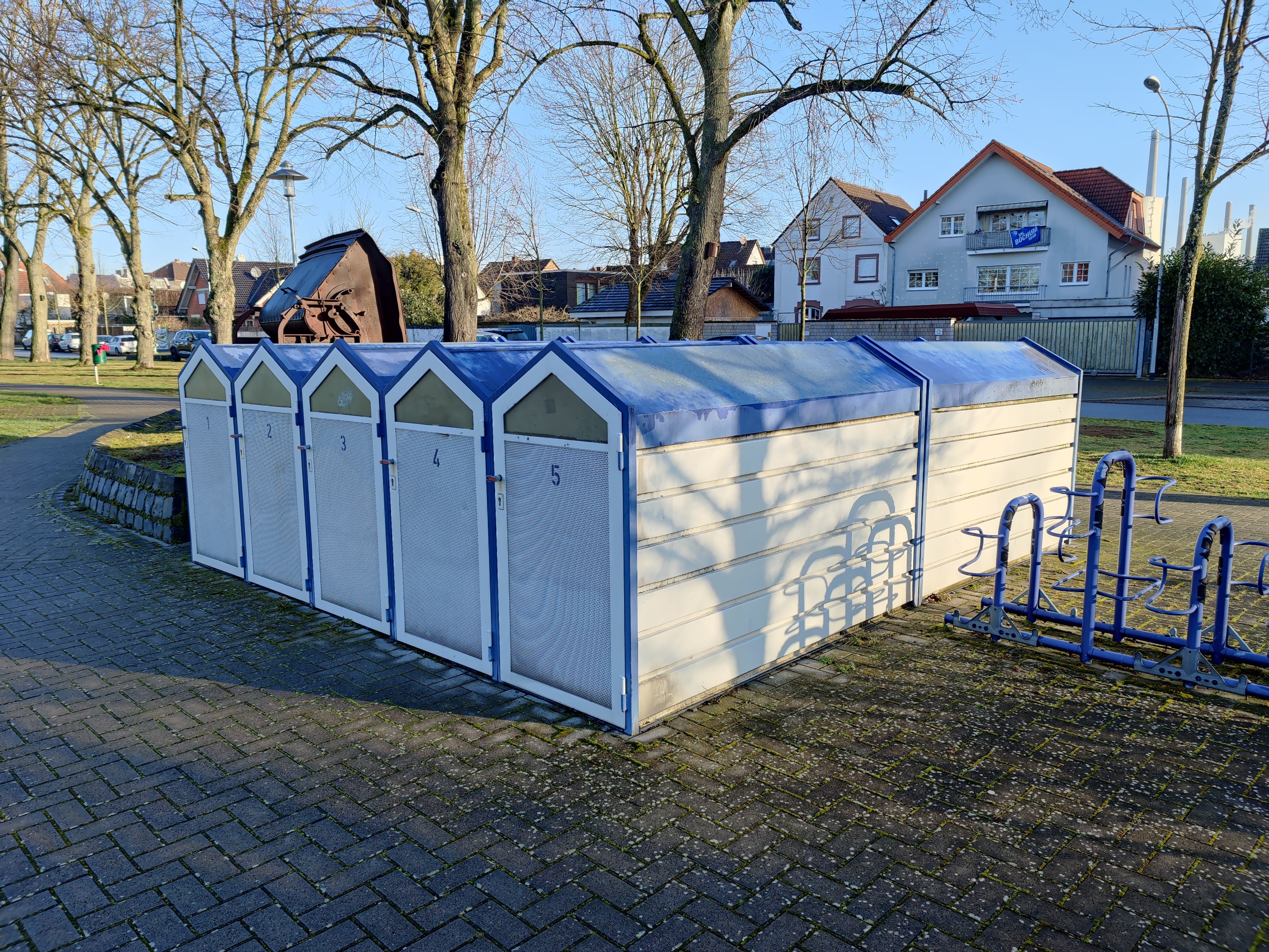 Mehrere Fahrradboxen am Bahnhof