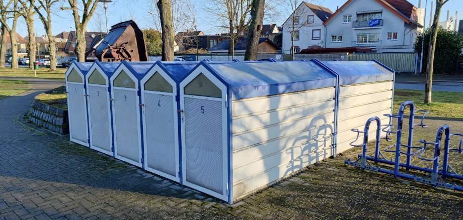 Mehrere Fahrradboxen am Bahnhof