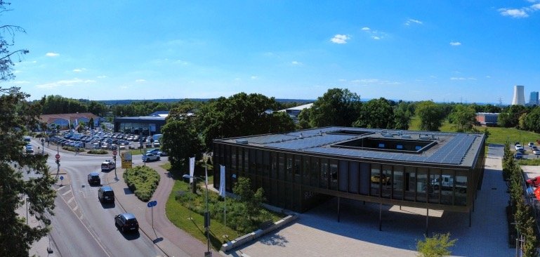 Schreibtisch mit Geld , Taschenrechner und einem Stift